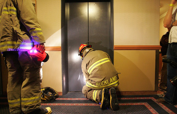 Thực hiện cứu hộ tại thang máy chung cư theo quy trình