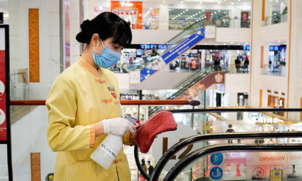 nhân viên vệ sinh trung tâm thương mại hoạt động dưới sự giám sát của ban quản lý