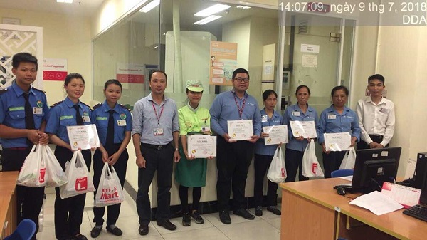 Nhân viên Pan Servcies Hà Nội được ban lãnh đạo siêu thị Lotte Tây Sơn khen tặng gương người tốt việc tốt