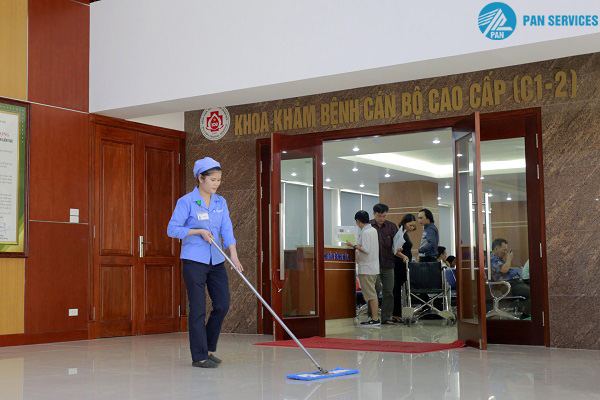 Nhân viên Pan Services Hà Nội sử dụng cây lau nhà