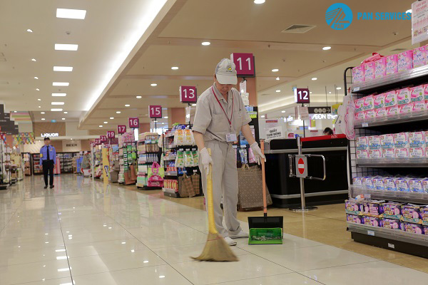 Nhân viên của Pan Services Hà Nội luôn làm vệ sinh siêu thị theo quy trình